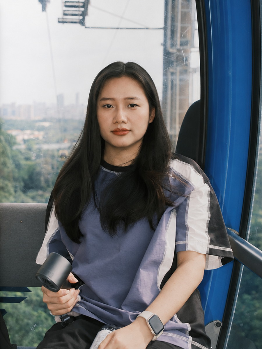 缆车里的女生