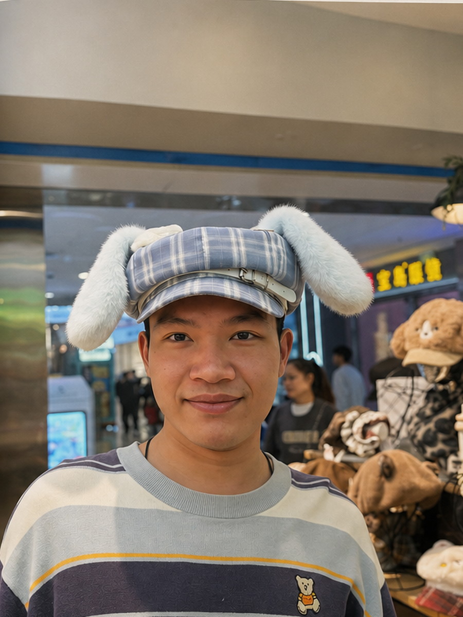戴兔耳帽的男生